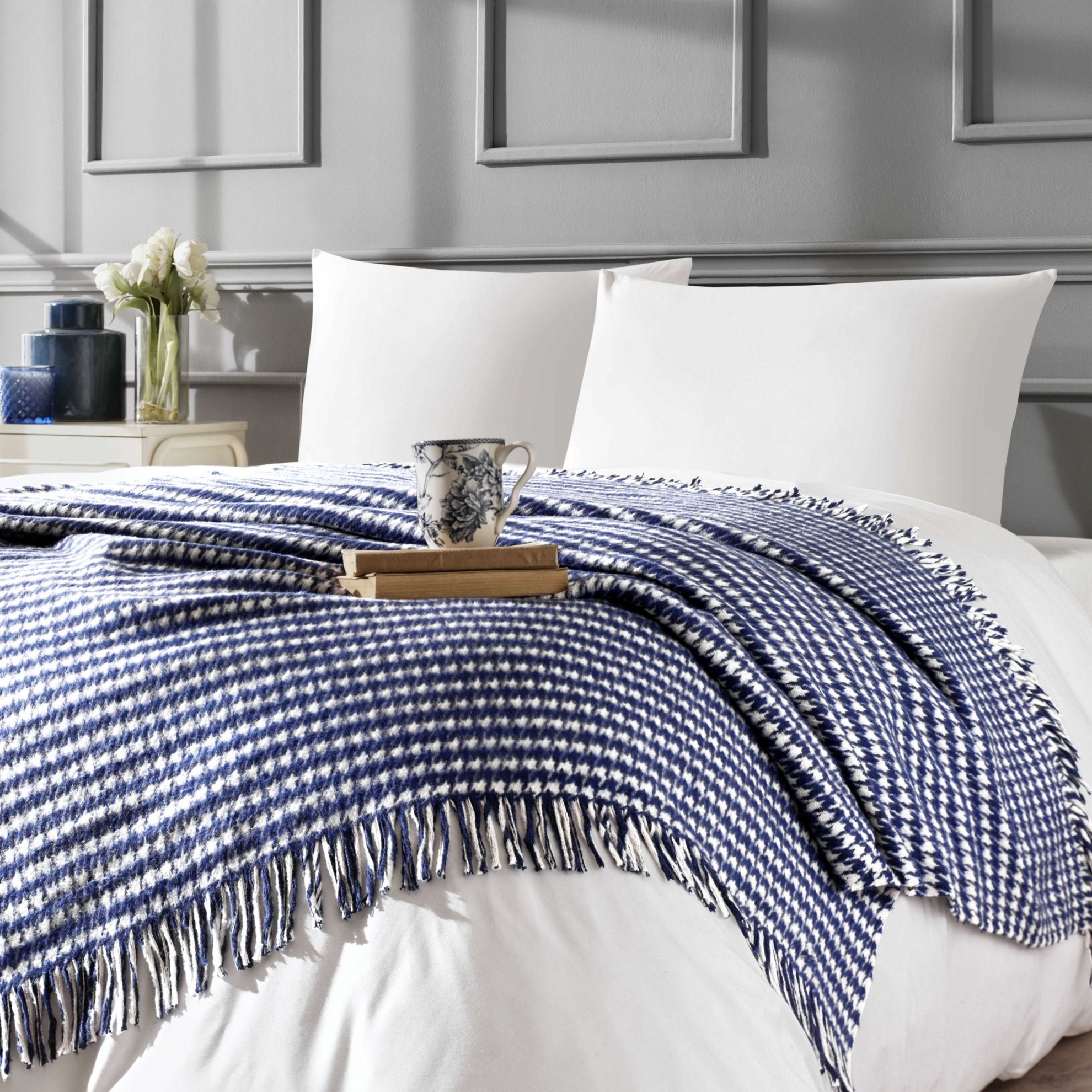 resm Linens Luster Throw Lacivert