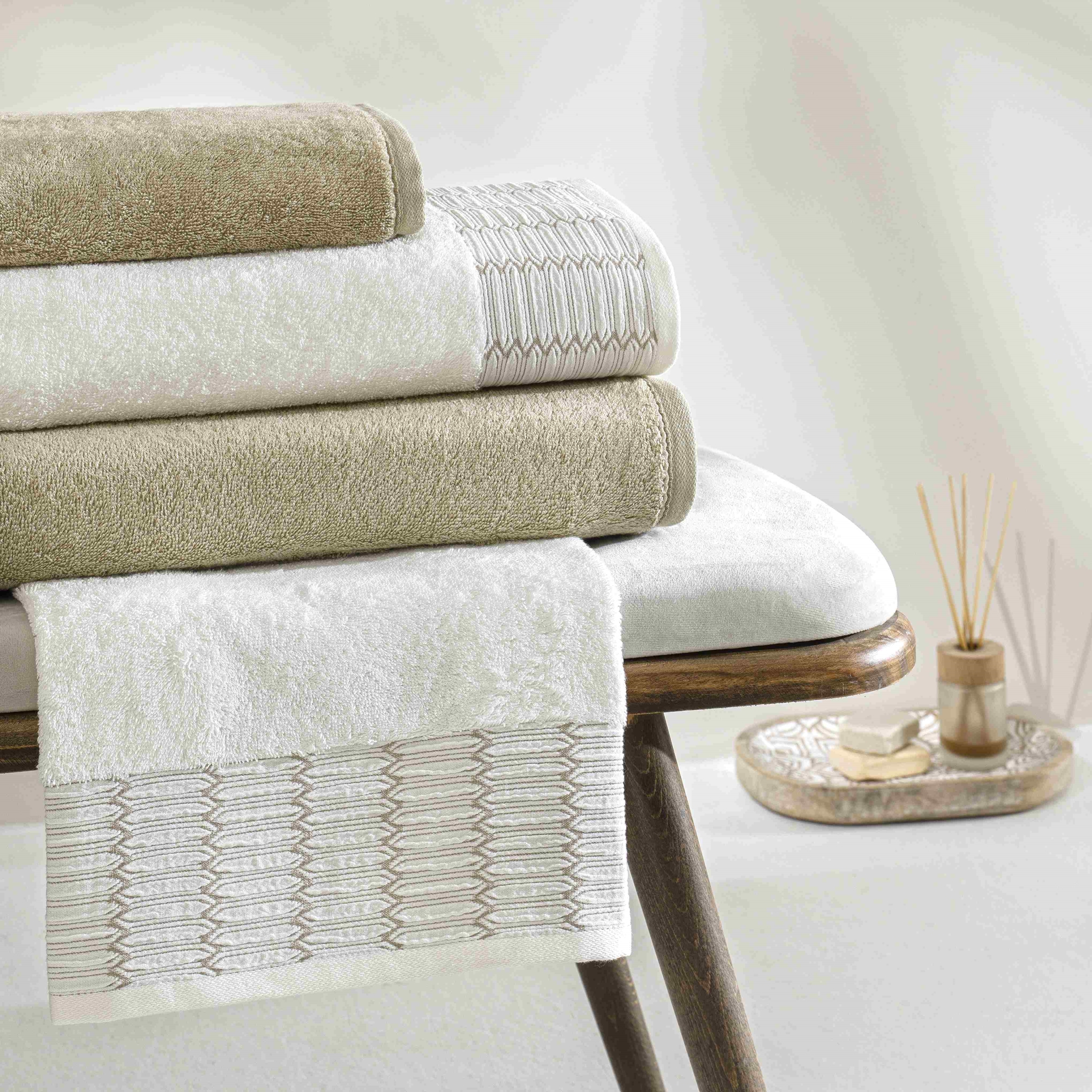 resm Taç Linka Bamboo Classic Aile Seti Ekru Camel