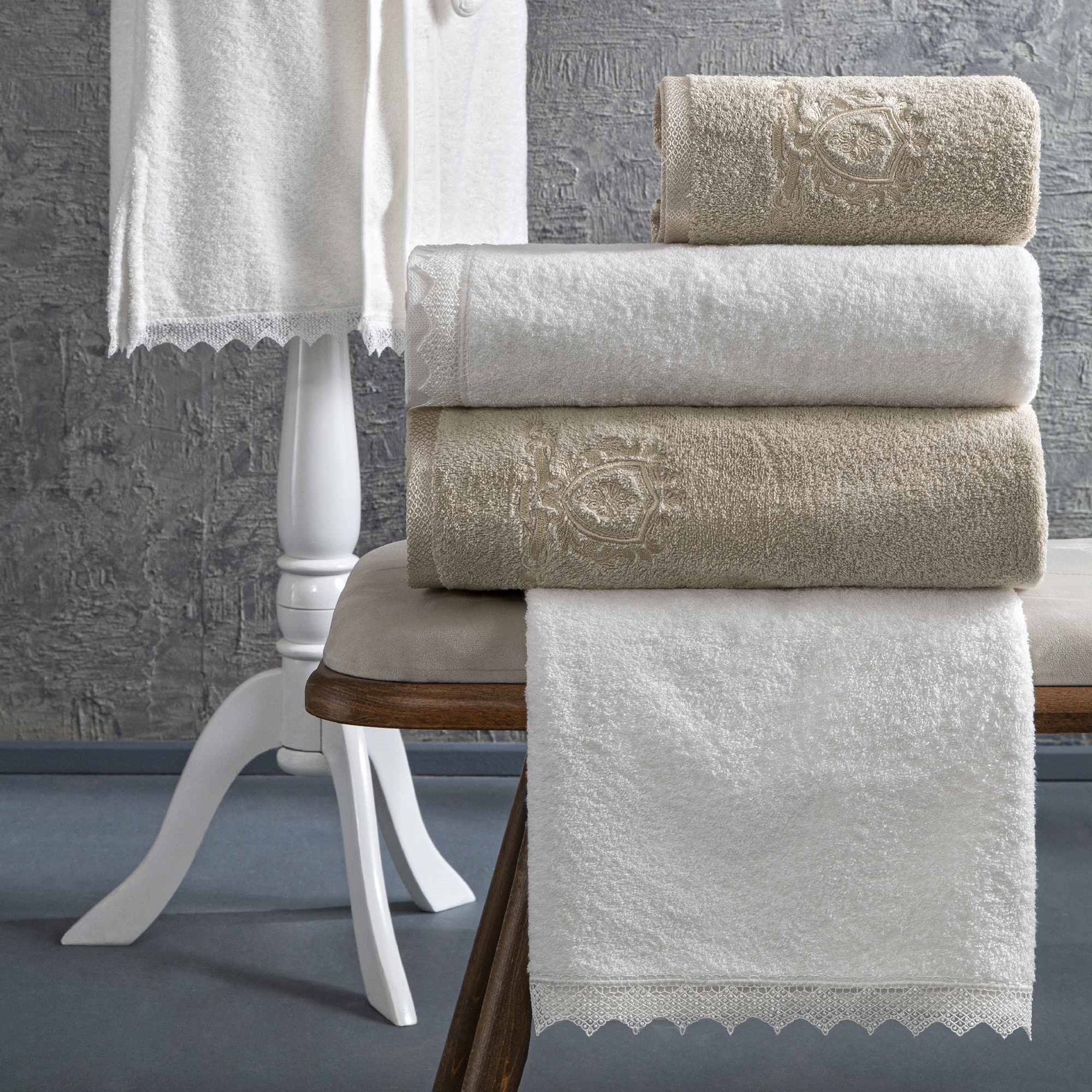 resm Taç Sambre Pamuk Aile Bornoz Seti Beyaz Cappucino