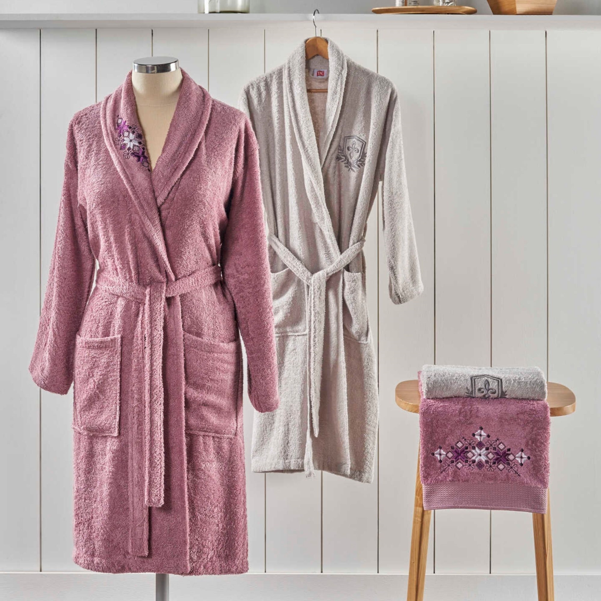 resm Taç Palace Bambu 4'lü Aile Bornoz Seti Mürdüm